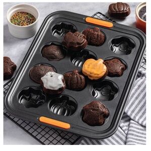 Le Creuset Non-stick Metal Bakeware 12-Cup Halloween Cakelet Pan
